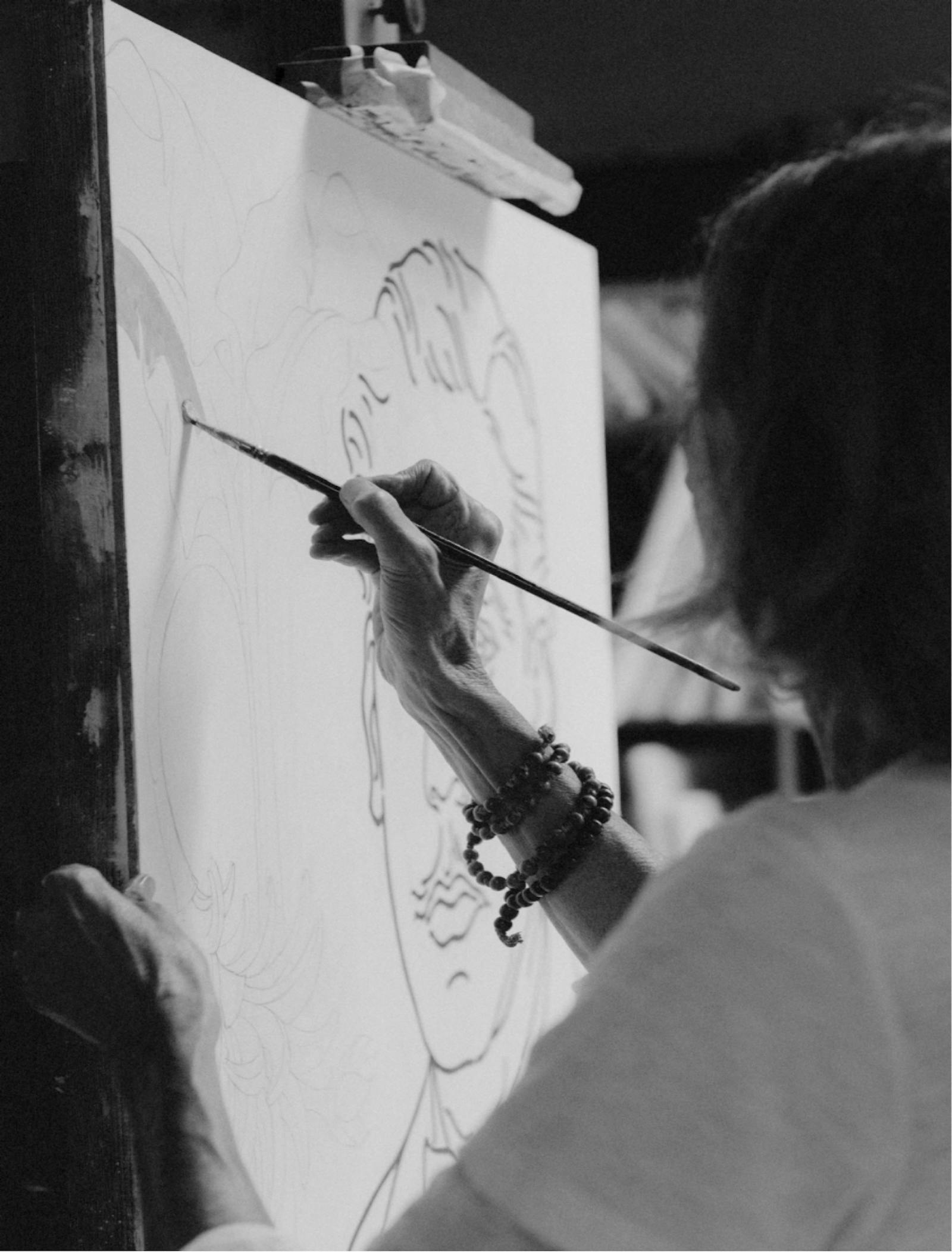 Una mujer pintando